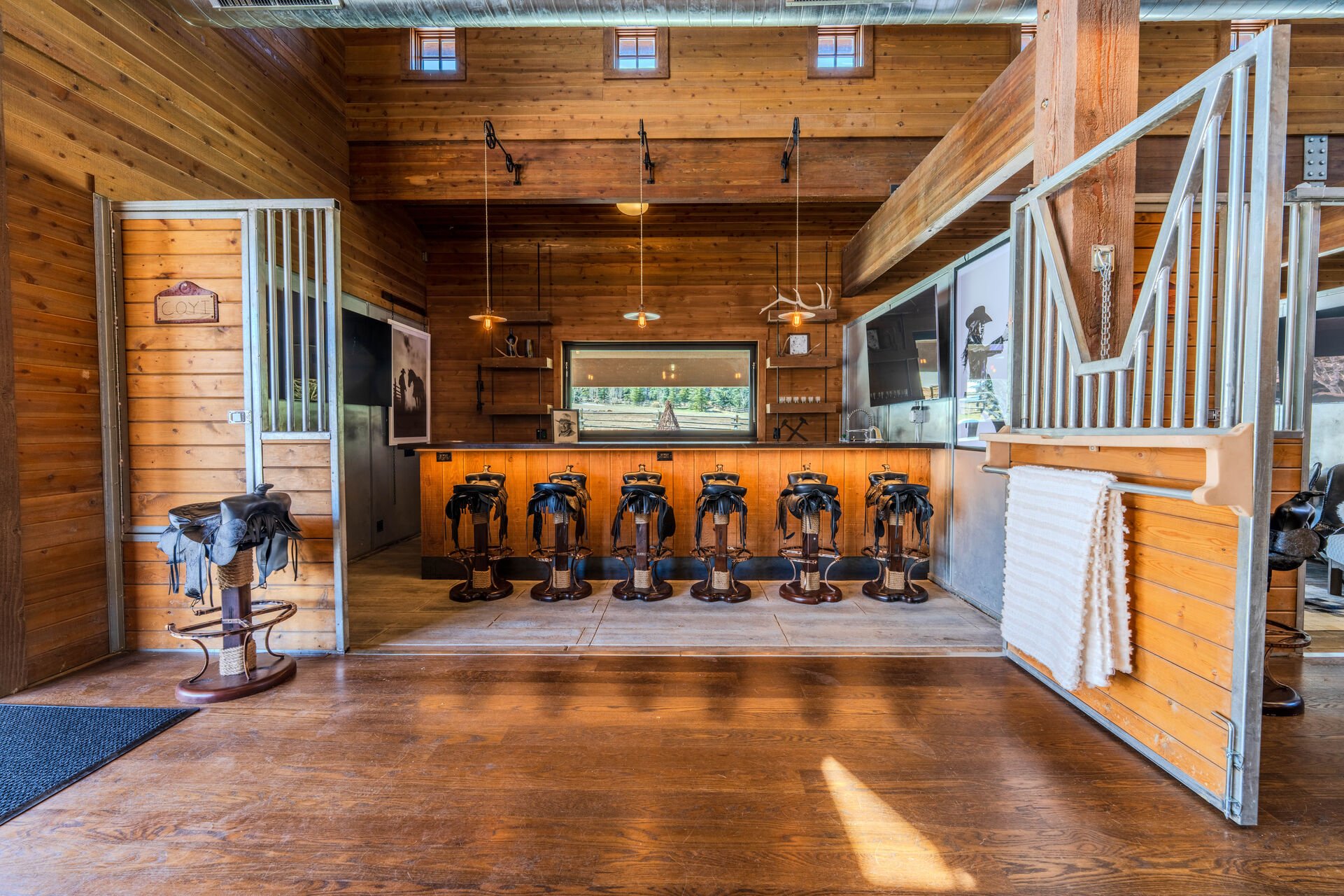 Barn - Saloon Barn - Saloon