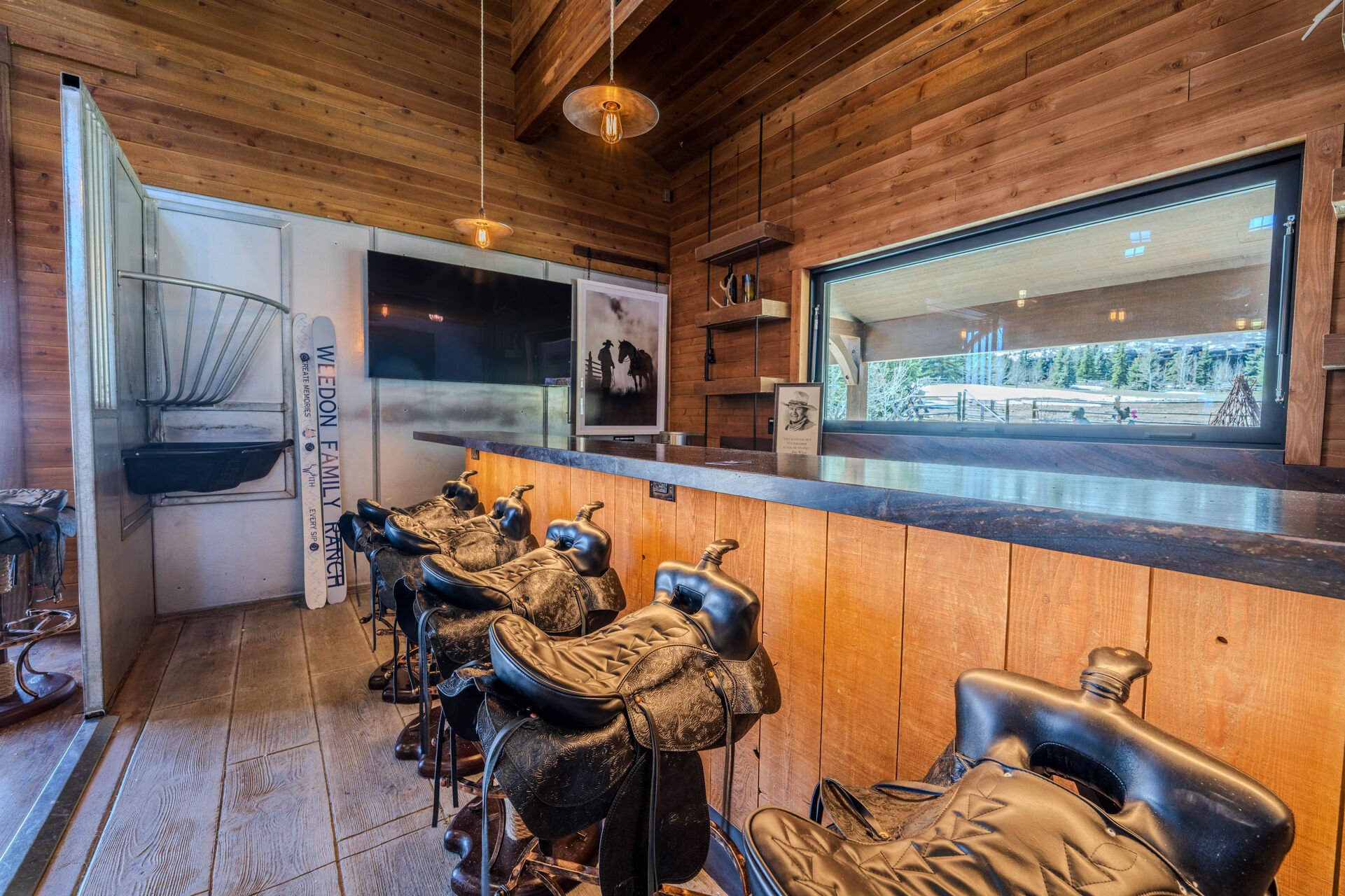 Saloon with saddle seats and smart TV Saloon with saddle seats and smart TV