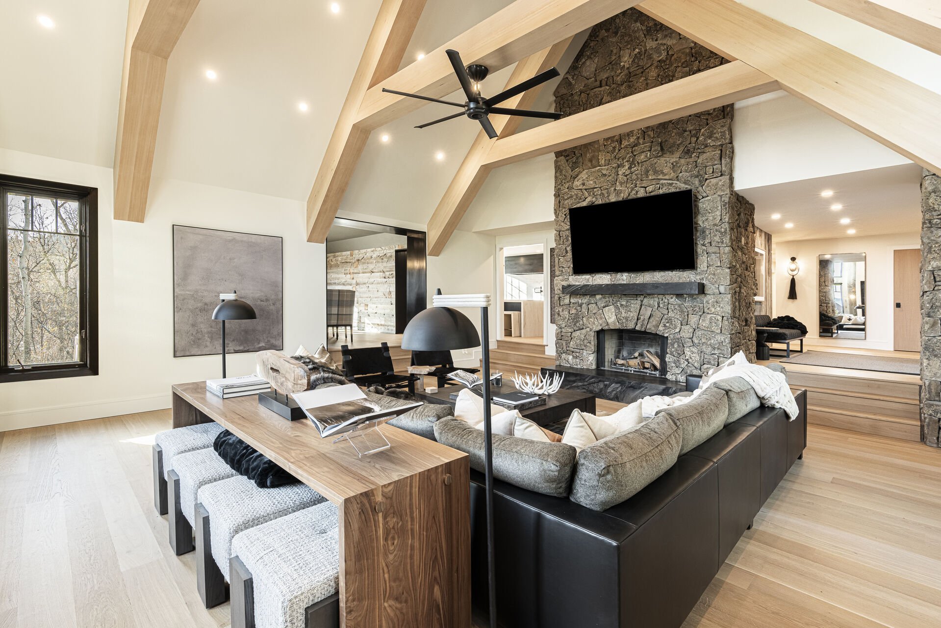Sun Peak Manor House - Wood burning fireplace and Smart TV Sun Peak Manor House - Wood burning fireplace and Smart TV