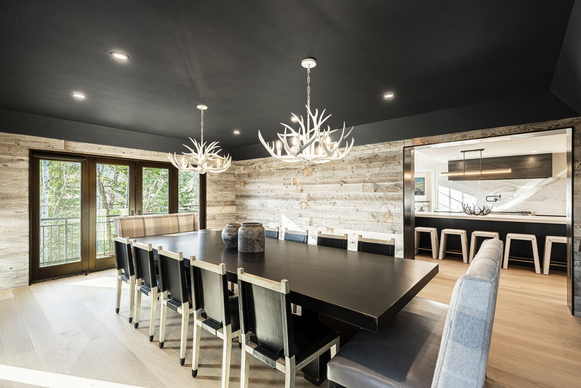 Sun Peak Manor House - Seamless access to the kitchen Sun Peak Manor House - Seamless access to the kitchen