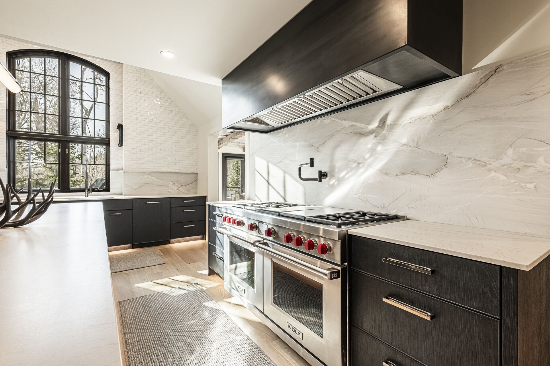 Sun Peak Manor House - 6-burner gas range with griddle, grill and double ovens Sun Peak Manor House - 6-burner gas range with griddle, grill and double ovens