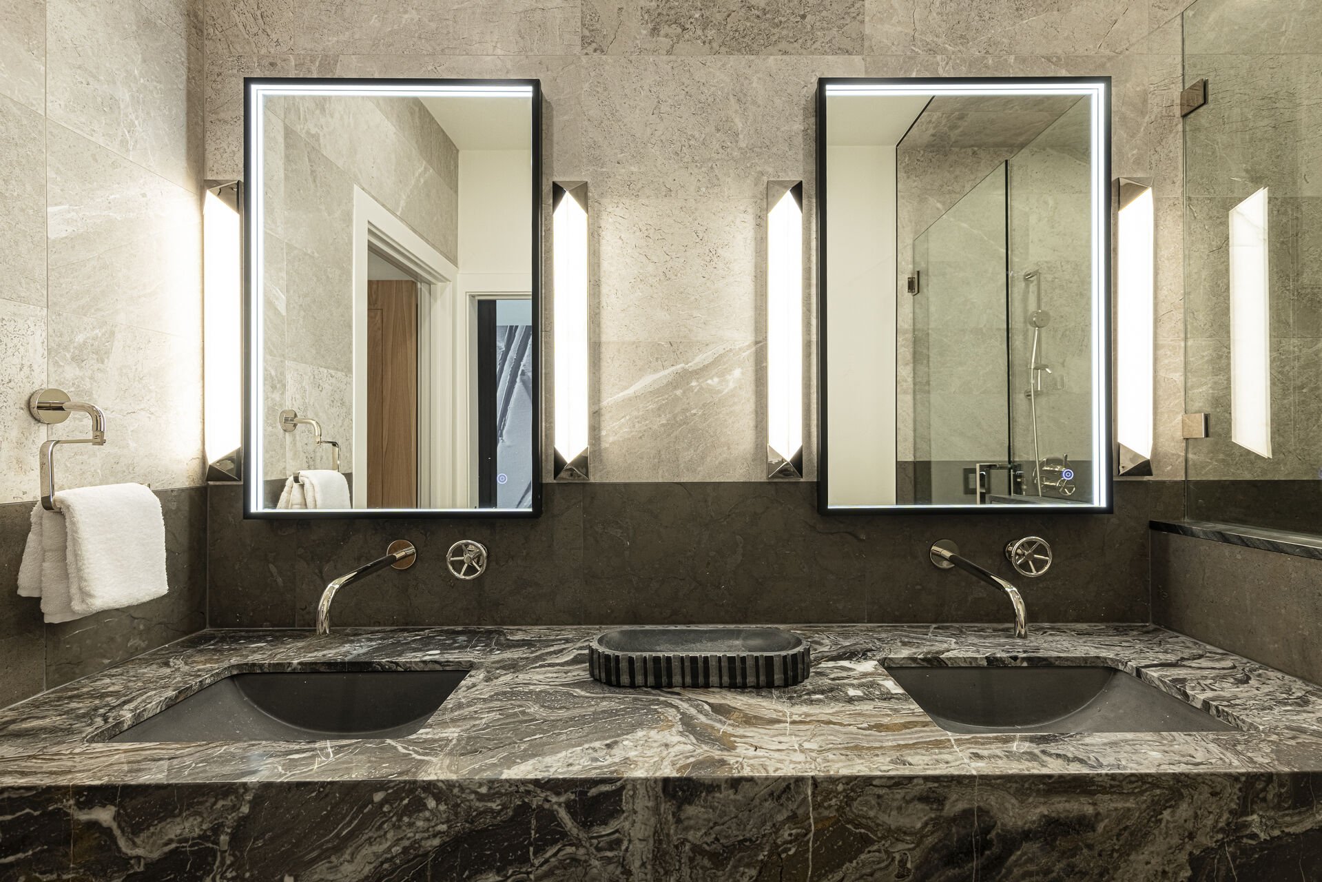 Sun Peak Manor House - Guest Bedroom 7 en suite lighted mirrors Sun Peak Manor House - Guest Bedroom 7 en suite lighted mirrors