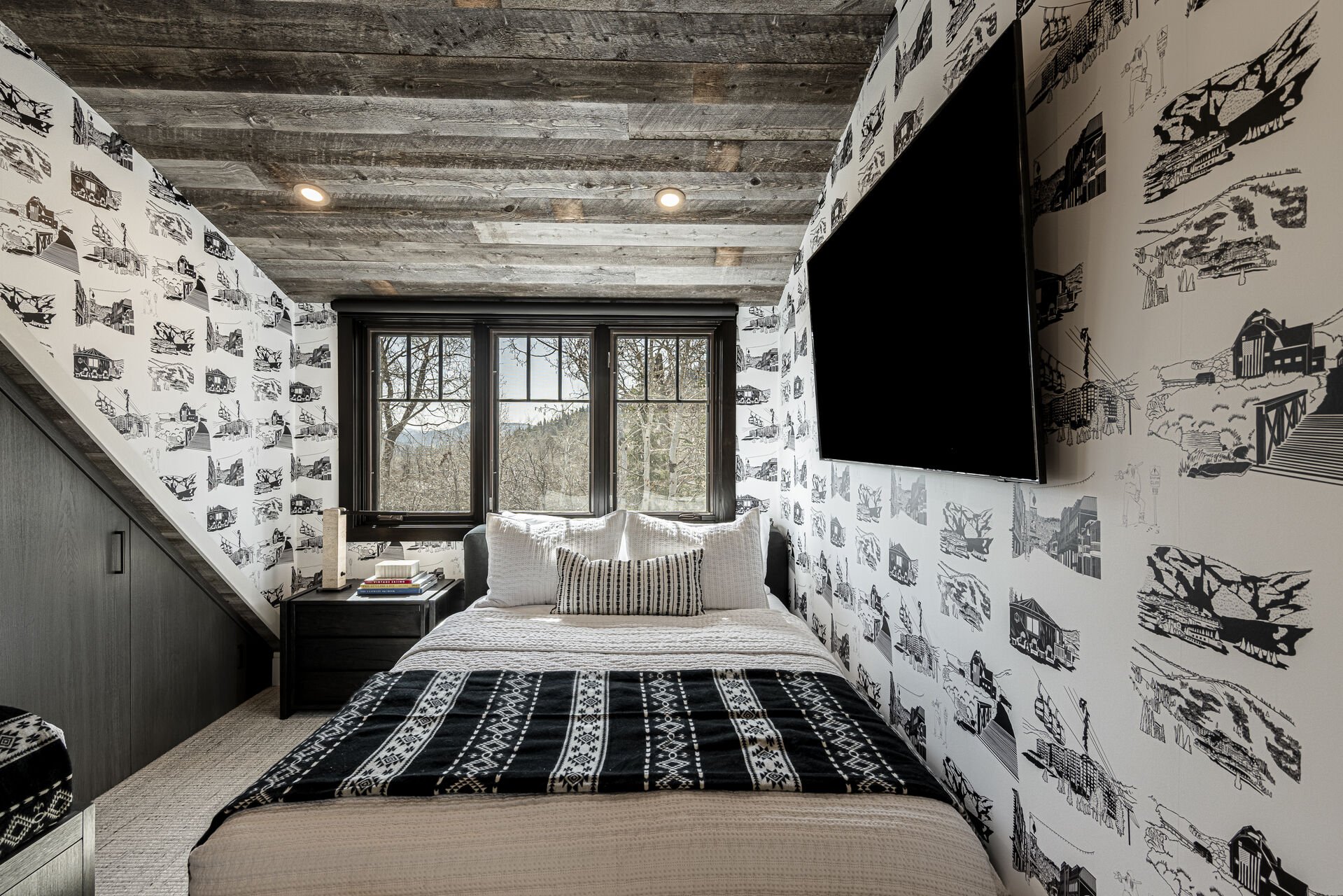 Sun Peak Manor House - Bunk Room with queen bed and Smart TV Sun Peak Manor House - Bunk Room with queen bed and Smart TV