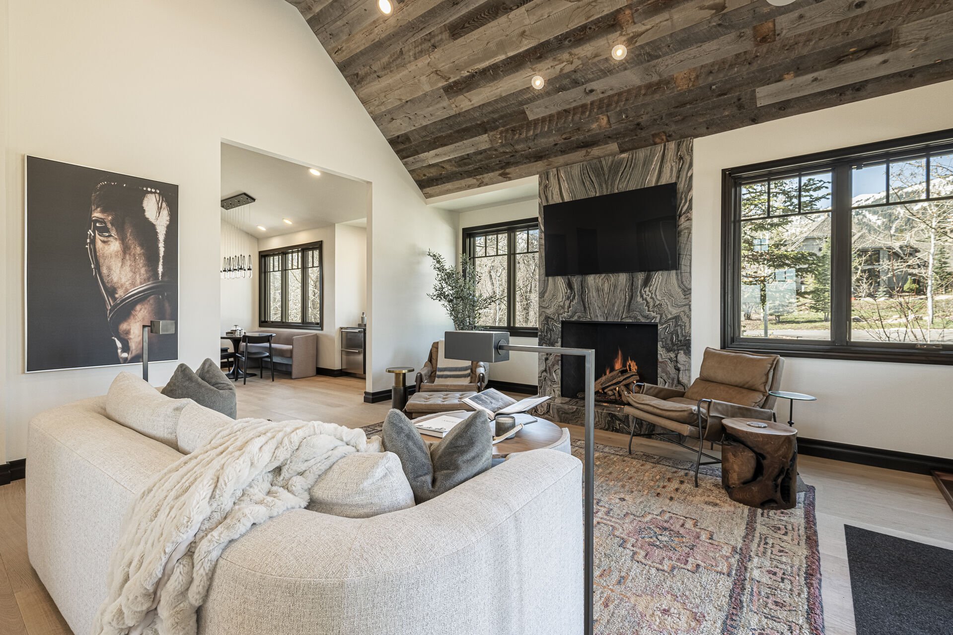 Peak 5 Cabin - Living room with a gas fireplace and Smart TV Peak 5 Cabin - Living room with a gas fireplace and Smart TV