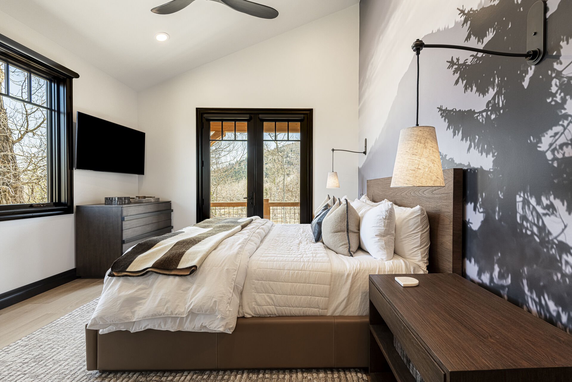 Peak 5 Cabin - Guest Bedroom 9 with a king bed, balcony and smart TV Peak 5 Cabin - Guest Bedroom 9 with a king bed, balcony and smart TV