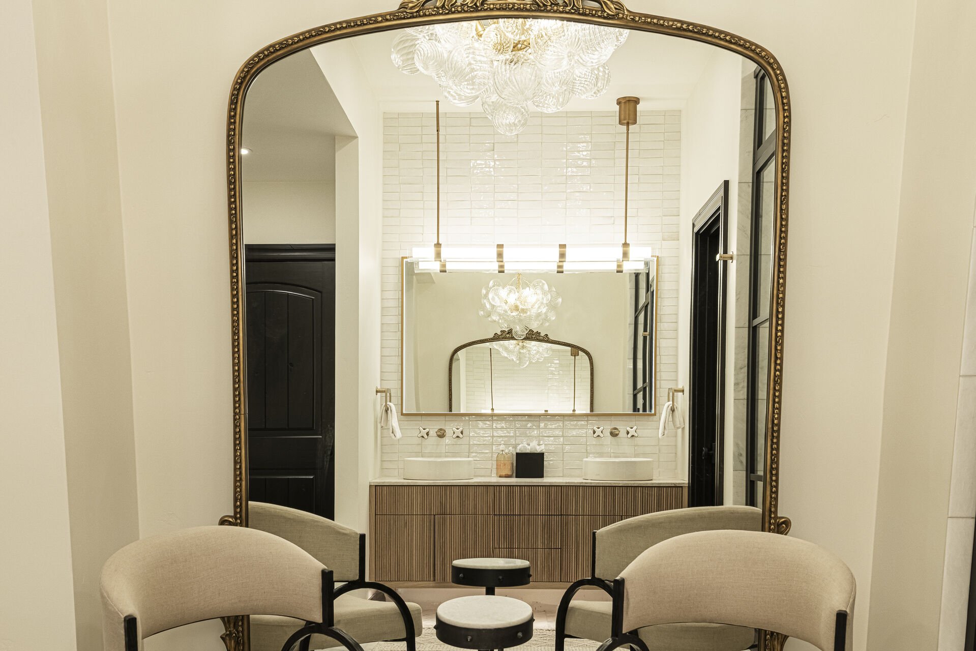 Peak 5 Cabin - Bathroom Bridal Suite perfect size mirror Peak 5 Cabin - Bathroom Bridal Suite perfect size mirror