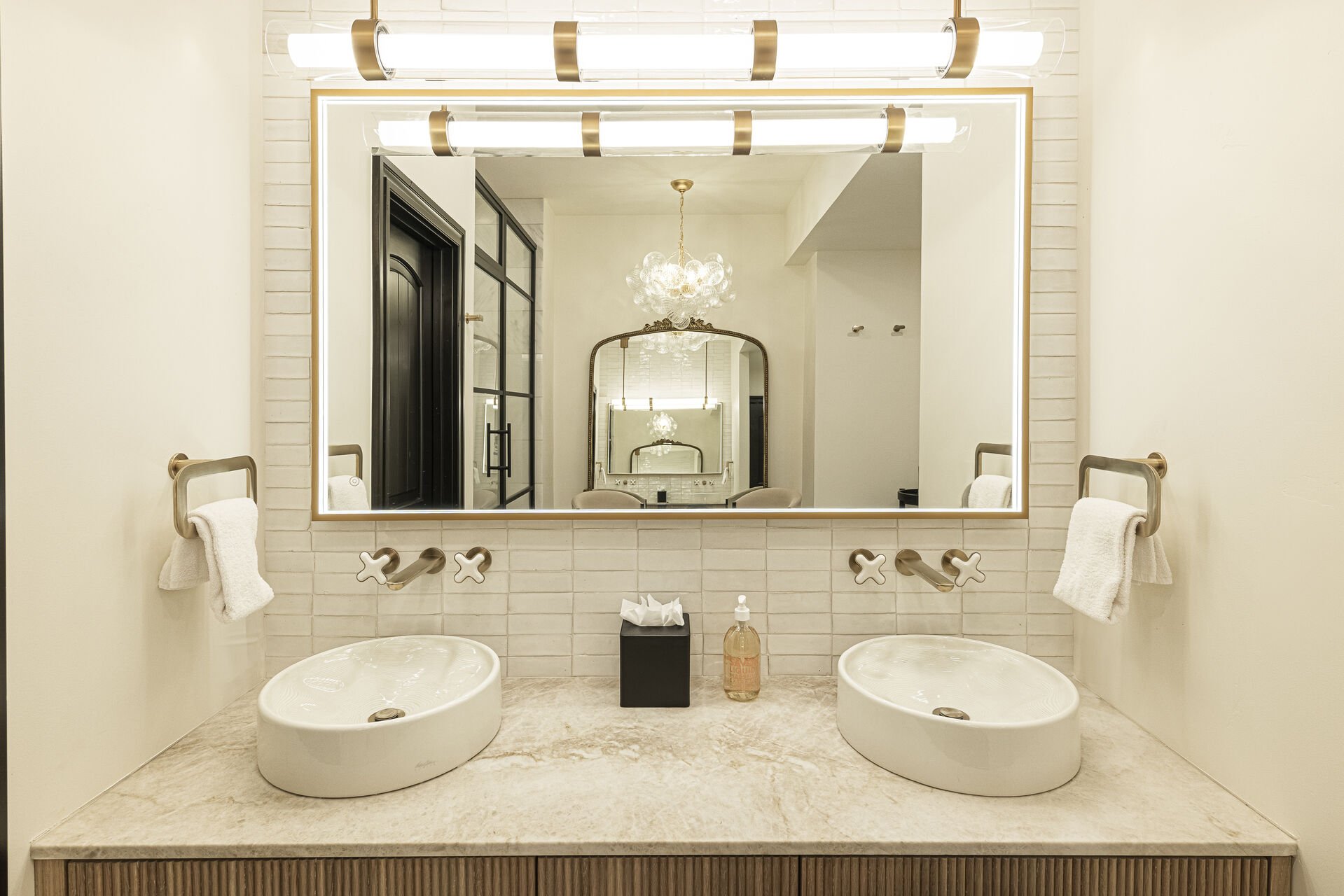 Peak 5 Cabin - Two sinks with lighted mirrors Peak 5 Cabin - Two sinks with lighted mirrors