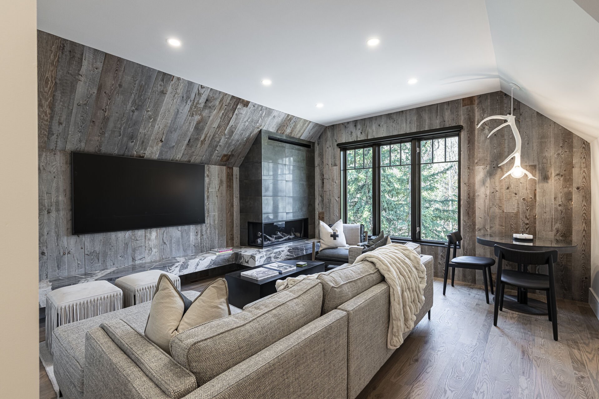 Iron Mountain Loft - 1,291 SF, full kitchen, 3 bedrooms, 2 bathrooms - sleeps 6 Iron Mountain Loft - 1,291 SF, full kitchen, 3 bedrooms, 2 bathrooms - sleeps 6