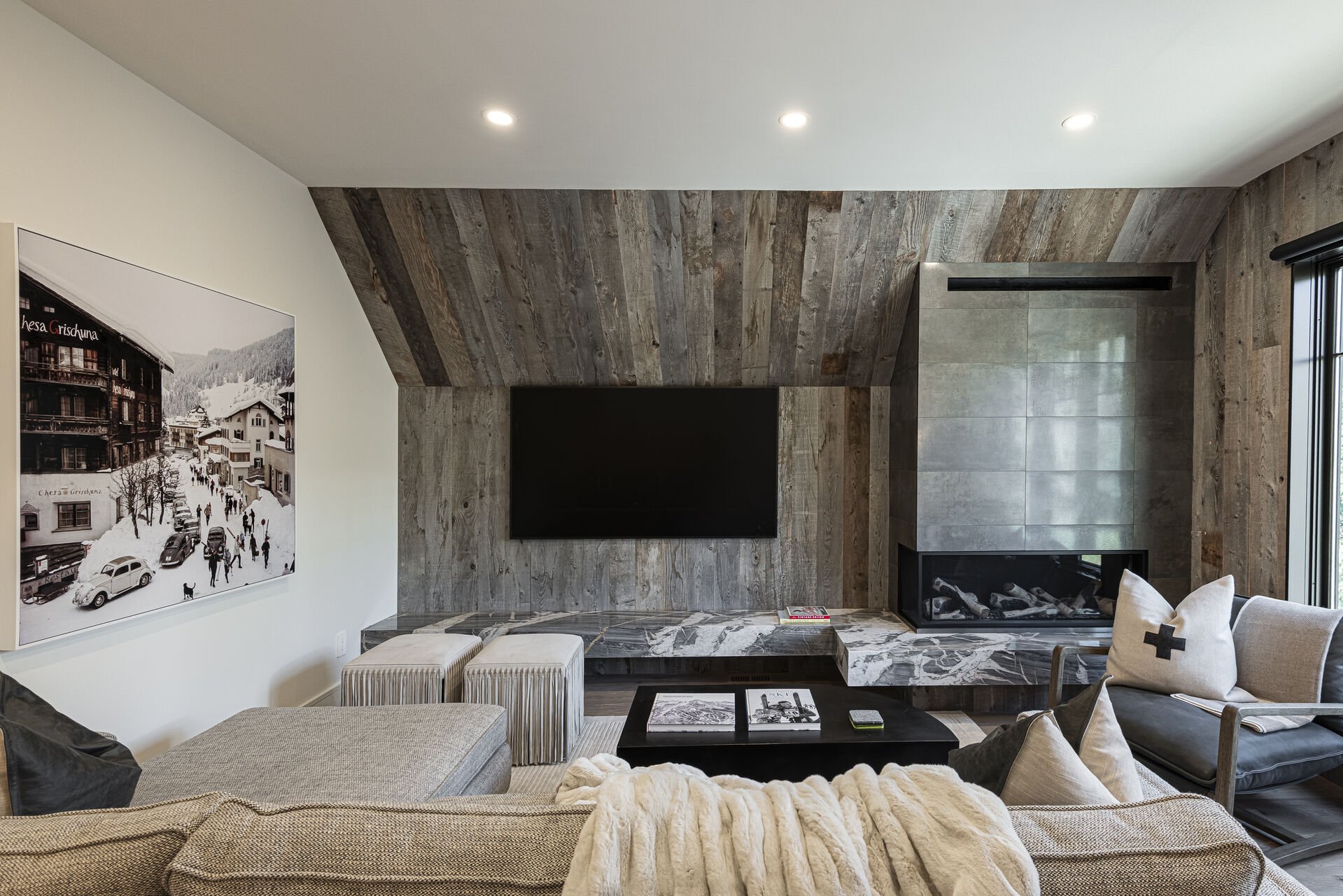Iron Mountain Loft - Living room with gas fireplace and smart TV Iron Mountain Loft - Living room with gas fireplace and smart TV