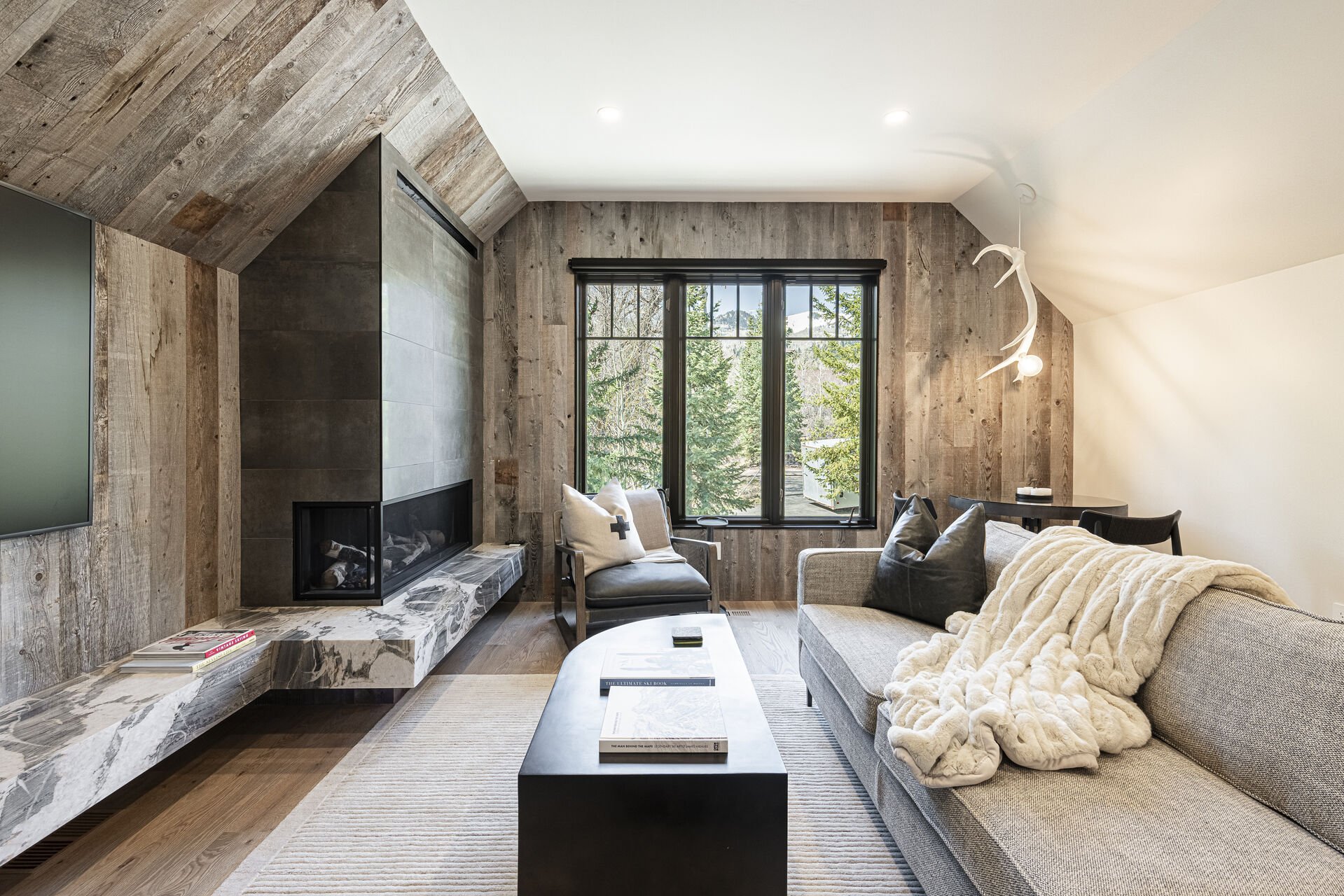 Iron Mountain Loft - Gorgeous stone bench Iron Mountain Loft - Gorgeous stone bench