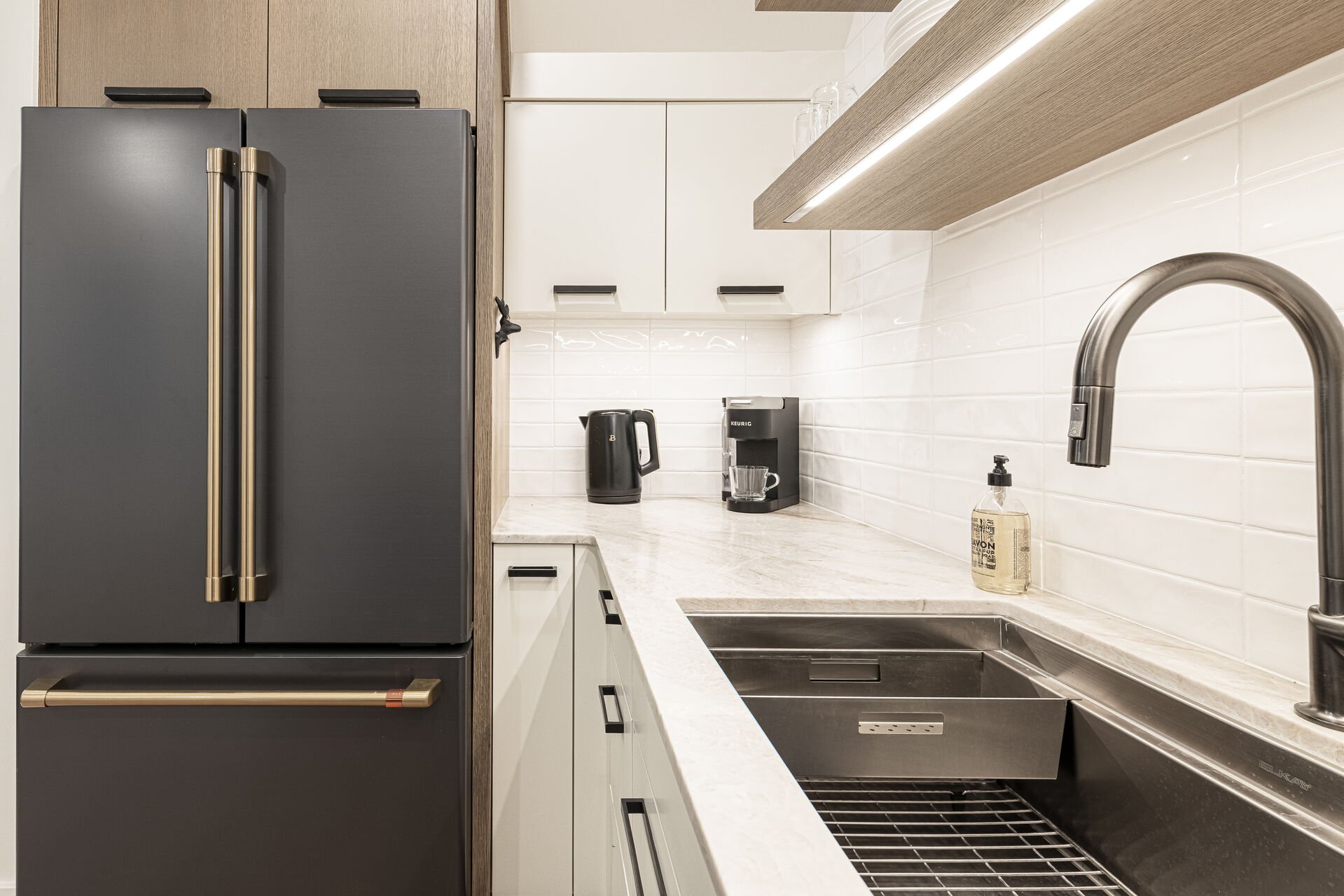 Iron Mountain Loft - Keurig coffee maker and electric kettle Iron Mountain Loft - Keurig coffee maker and electric kettle
