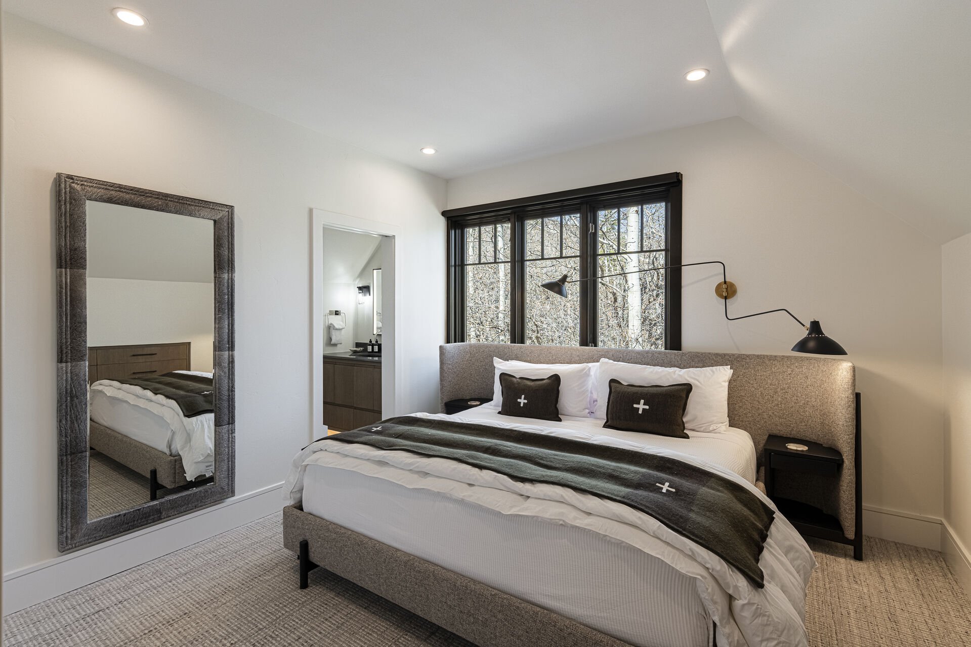 Iron Mountain Loft - Primary Bedroom 10 with a king bed, smart TV and en suite Iron Mountain Loft - Primary Bedroom 10 with a king bed, smart TV and en suite