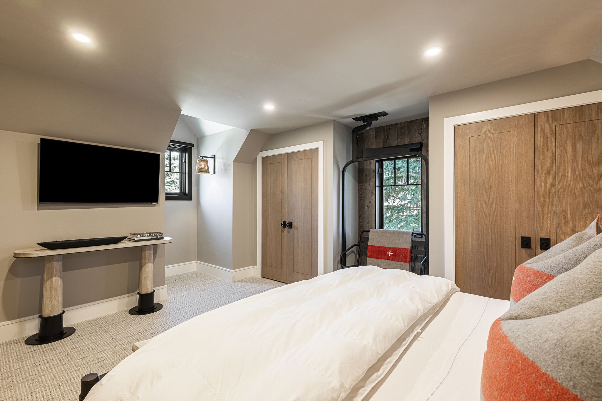 Iron Mountain Loft - Bedroom 11 king bed and Smart TV Iron Mountain Loft - Bedroom 11 king bed and Smart TV