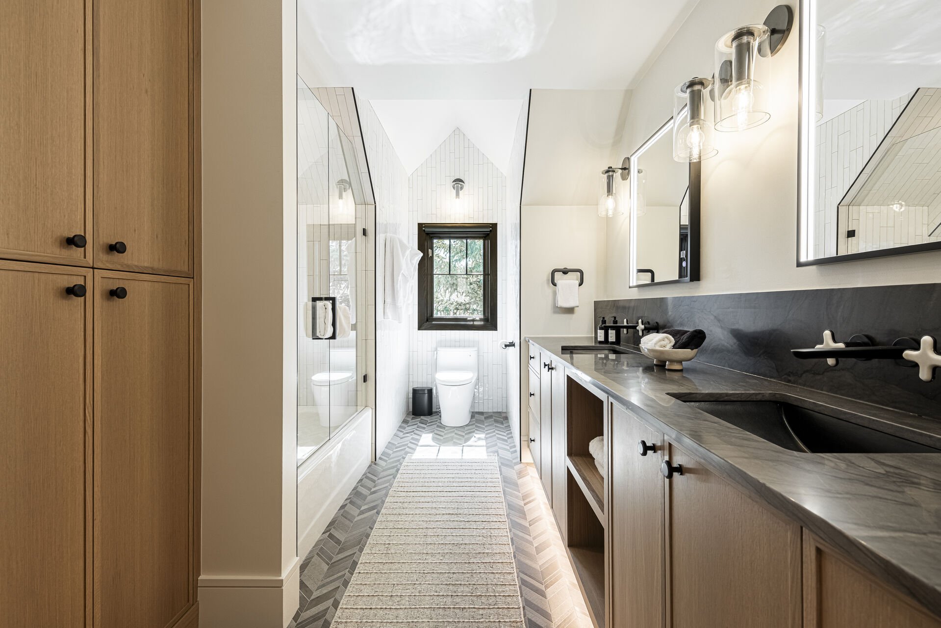 Iron Mountain Loft - Full shared bath Iron Mountain Loft - Full shared bath